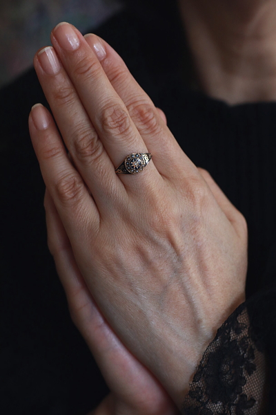 ヴィクトリアンエナメルモーニングリング　イギリス　アンティークストリュフ