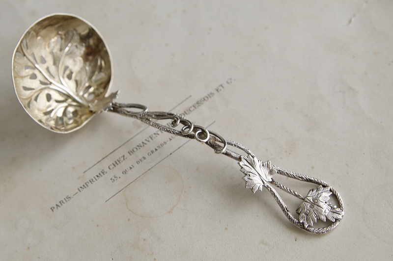 葡萄葉のシルバーサービングスプーン　イギリス アンティークストリュフ