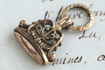 ヴィクトリアンメタルフォブシール　イギリス　アンティークストリュフ 20251217