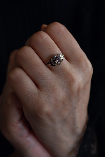 ヴィクトリアンエナメルモーニングリング　イギリス　アンティークストリュフ