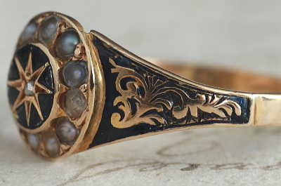 ヴィクトリアンエナメルモーニングリング　イギリス　アンティークストリュフ