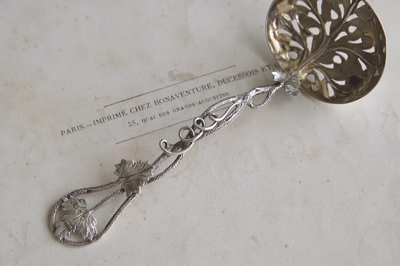 葡萄葉のシルバーサービングスプーン　イギリス アンティークストリュフ