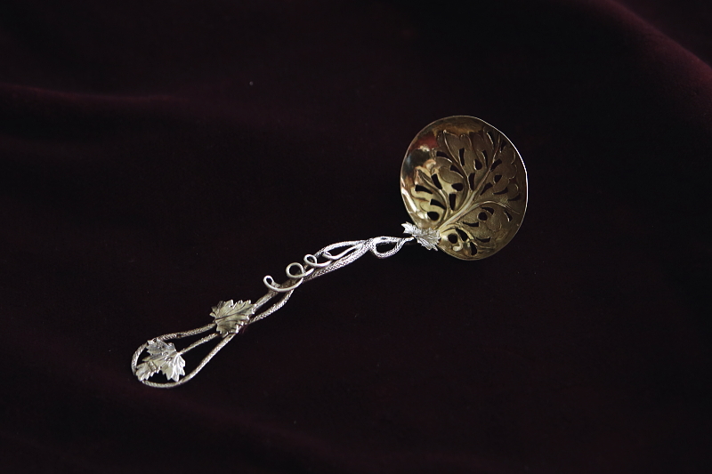 葡萄葉のシルバーサービングスプーン　イギリス アンティークストリュフ