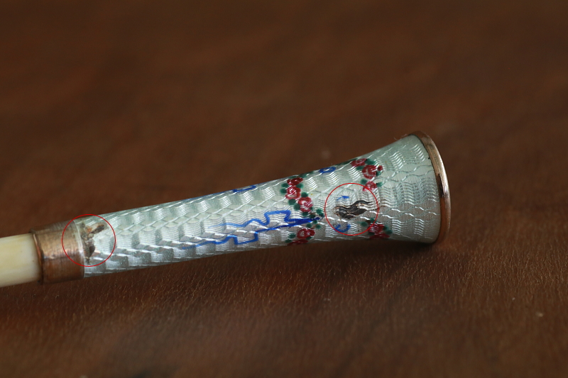 ギロッシュエナメルアンドアイボリーシガレットホルダー　リボンとローズガーランド　フランス　アンティークストリュフ