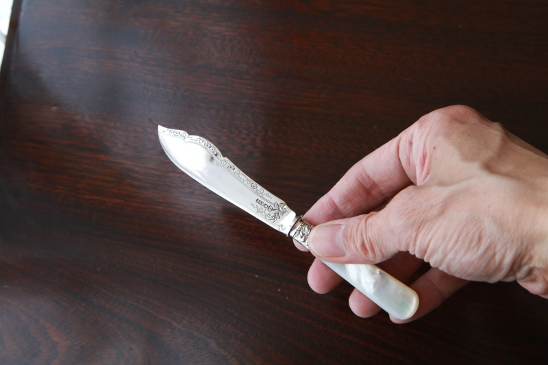 マザーオブパールハンドルバターナイフ　ティーナイフ　イギリス　アンティークストリュフ