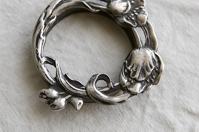 アールヌーヴォーの花のナプキンリング　ポピー　ヨーロッパ　アンティークストリュフ