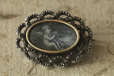 ミニアチュールの天使　マーカサイトシルバーブローチ　フランス　アンティークストリュフ