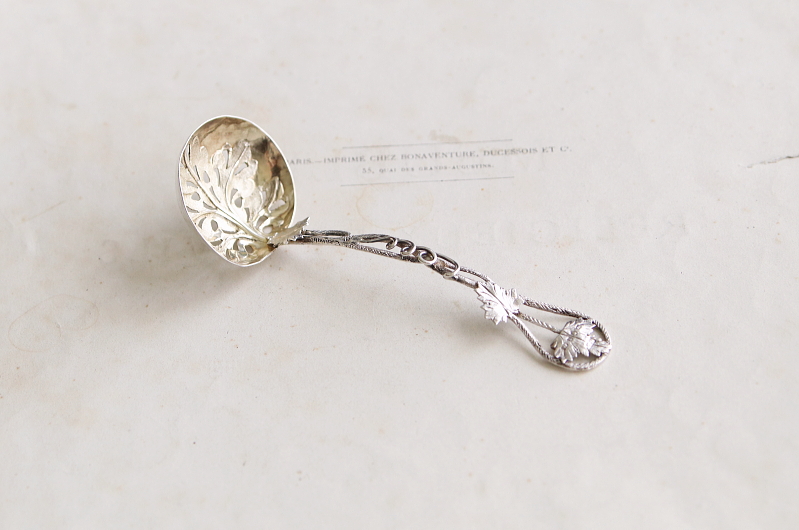 葡萄葉のシルバーサービングスプーン　イギリス アンティークストリュフ