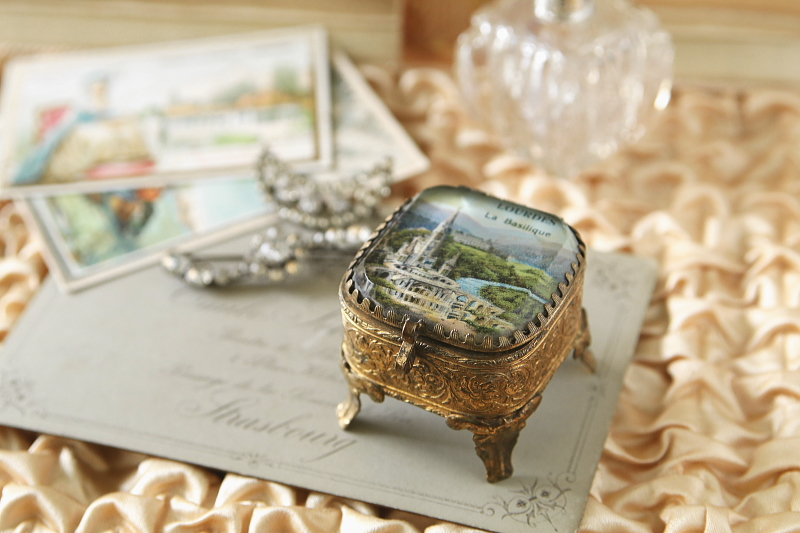 厚ガラスのジュエリーボックス　lourdes ルルド　フランス アンティークストリュフ