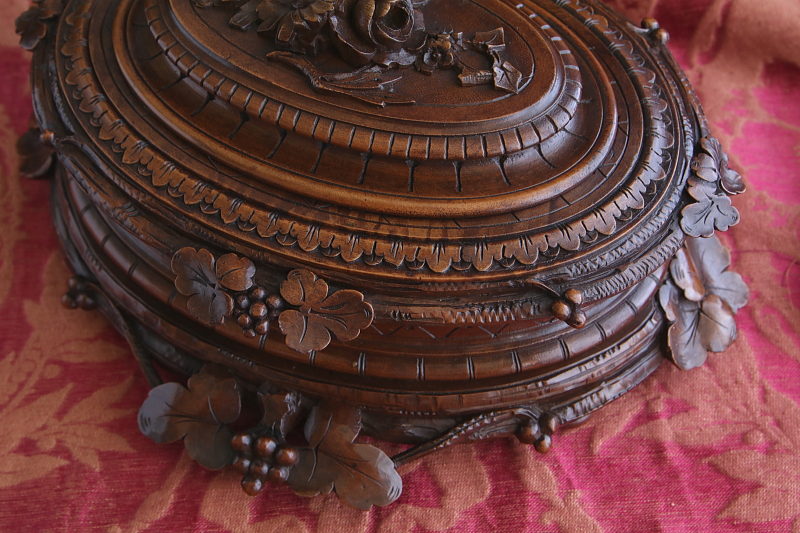 薔薇を飾るウォールナットジュエリーケース　木彫　フランス　アンティークストリュフ