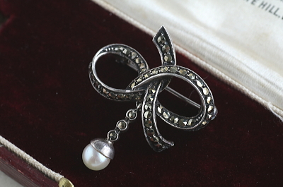 パールアンドマーカサイトシルバーブローチ　ヨーロッパ　アンティークストリュフ