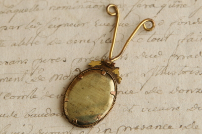 薔薇飾りの小さなフォトスタンド　ヨーロッパ アンティークストリュフ