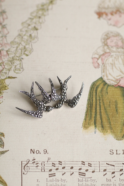 2羽のツバメのマーカサイトシルバーブローチ　アンティークジュエリー　ヴィンテージアクセサリー　イギリス　フランス　ヨーロッパ　アンティークストリュフ　20251209