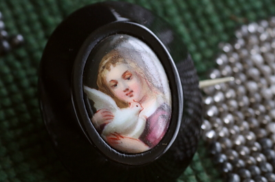 少女のミニアチュール　ジェットフレームブローチ　アンティークジュエリー　ヴィンテージアクセサリー　イギリス　アンティークストリュフ 20251211