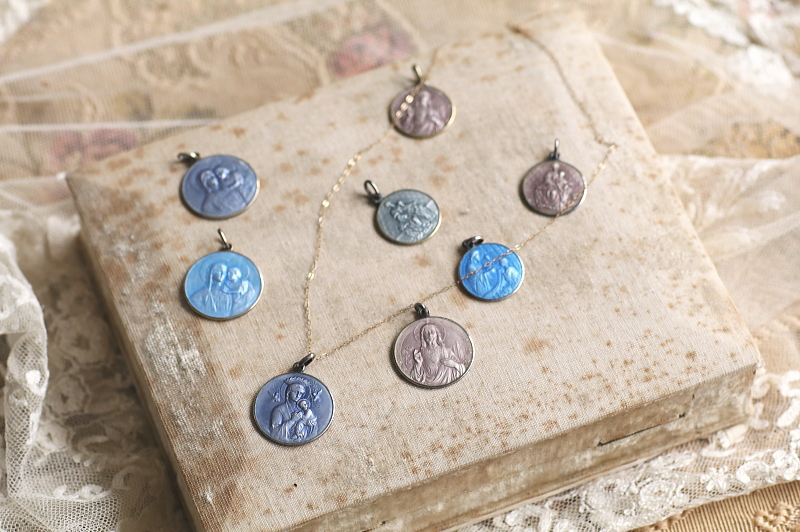 カラーエナメルのメダイ　スペイン　アンティークストリュフ