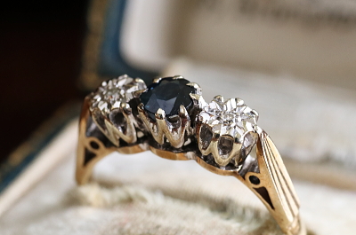 ブルーサファイアアンドダイヤ　3ストーンリング　イギリス　アンティークストリュフ