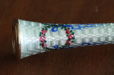 ギロッシュエナメルアンドアイボリーシガレットホルダー　リボンとローズガーランド　フランス　アンティークストリュフ