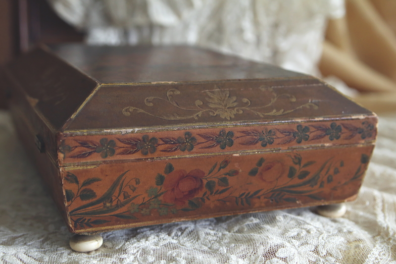 象牙の摘みの紙張りの箱　グレイハウンド　アンティークストリュフ