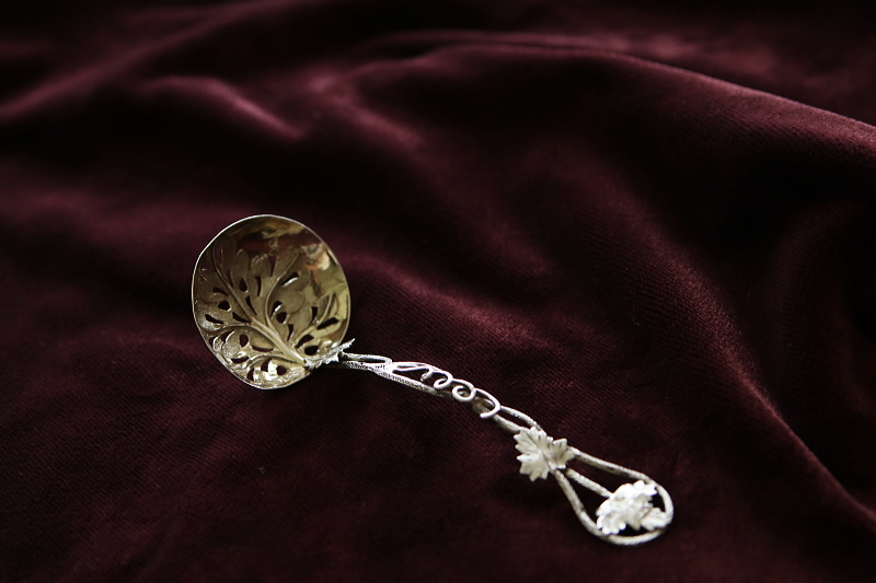 葡萄葉のシルバーサービングスプーン　イギリス アンティークストリュフ