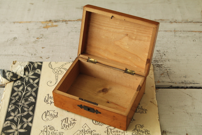 黄色いバラのモシュリンヌボックス　ウィンザー　イギリス