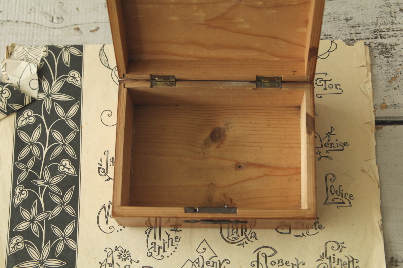 黄色いバラのモシュリンヌボックス　ウィンザー　イギリス