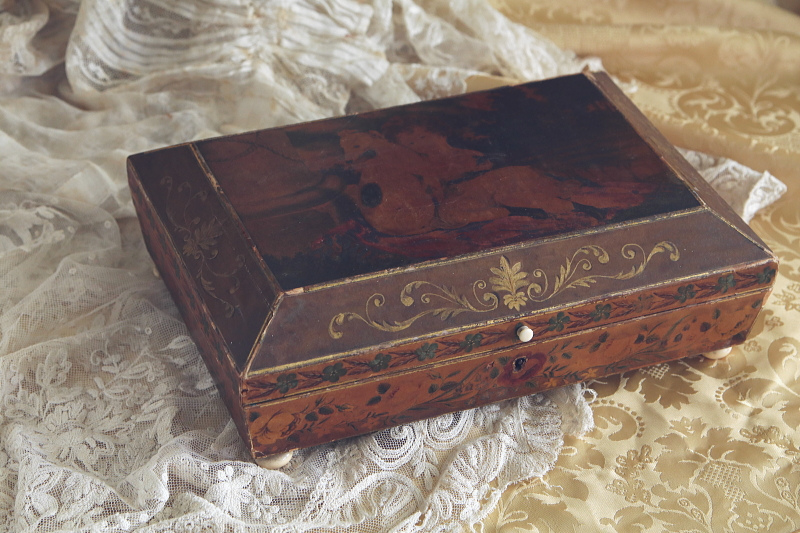 象牙の摘みの紙張りの箱　グレイハウンド　アンティークストリュフ