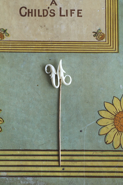 カーヴ度アイボリー　ピンブローチ　アンティークジュエリー　ヴィンテージアクセサリー　イギリス　アンティークストリュフ 20251216