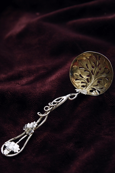 葡萄葉のシルバーサービングスプーン　イギリス アンティークストリュフ 20250918