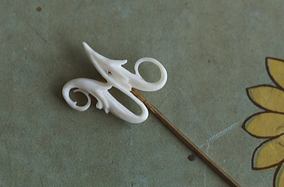 カーヴ度アイボリー　ピンブローチ　アンティークジュエリー　ヴィンテージアクセサリー　イギリス　アンティークストリュフ 20251216