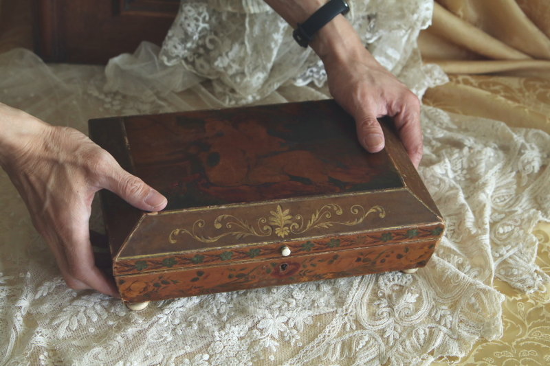 象牙の摘みの紙張りの箱　グレイハウンド　アンティークストリュフ