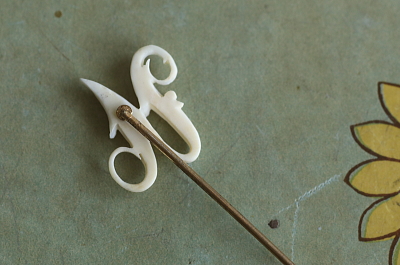 カーヴ度アイボリー　ピンブローチ　アンティークジュエリー　ヴィンテージアクセサリー　イギリス　アンティークストリュフ 20251216