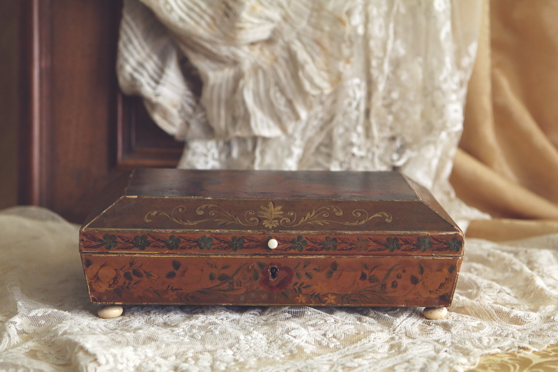 象牙の摘みの紙張りの箱　グレイハウンド　アンティークストリュフ