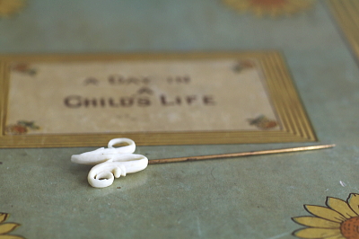 カーヴ度アイボリー　ピンブローチ　アンティークジュエリー　ヴィンテージアクセサリー　イギリス　アンティークストリュフ 20251216