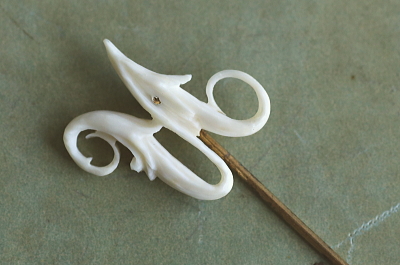 カーヴ度アイボリー　ピンブローチ　アンティークジュエリー　ヴィンテージアクセサリー　イギリス　アンティークストリュフ 20251216