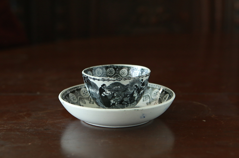 キリストのグリサイユ　ティーボウルアンドソーサー　ベルギー　Mouzin Lecat & Cie. Nimy　アンティークストリュフ