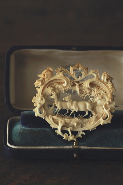 カーブドアイボリーブローチ　象牙　森の鹿　ドイツ　アンティークストリュフ