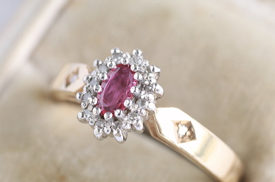 オーバルルビー&ダイヤモンドリング　イギリス　アンティークストリュフ