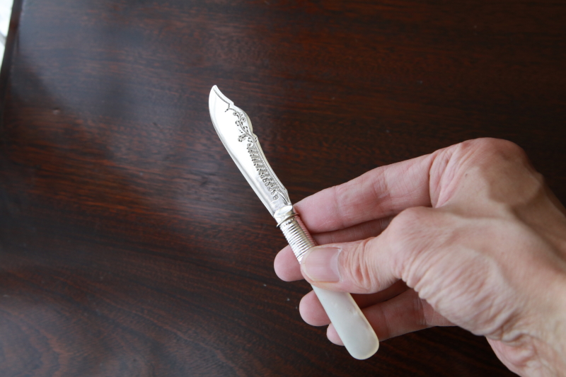 マザーオブパールハンドルバターナイフ　ティーナイフ　イギリス　アンティークストリュフ