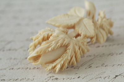 モスローズアイボリーペンダント　カーブドボーンブローチ　ヴィクトリアン　アンティークジュエリー　ヴィンテージアクセサリー　アンティークストリュフ