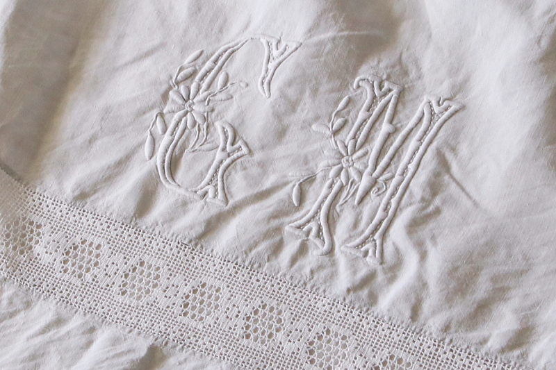花文字刺繍とクロッシェのリネンシーツ　フランス　アンティークストリュフ
