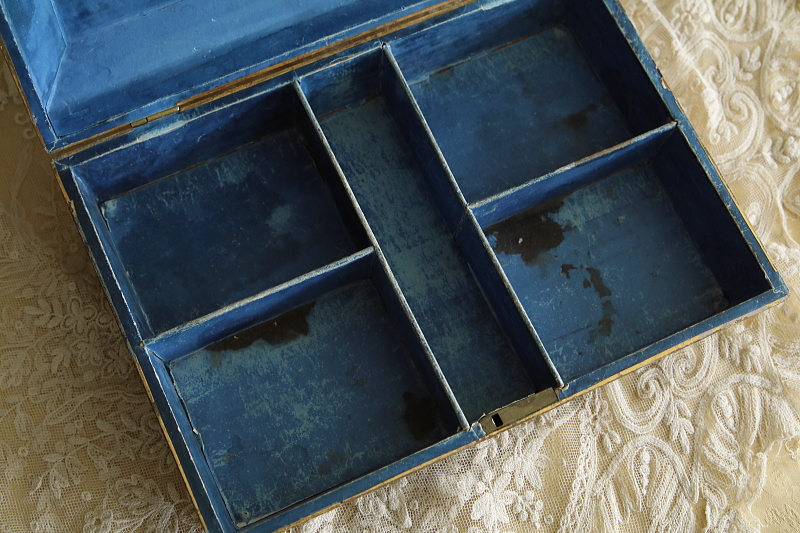 象牙の摘みの紙張りの箱　グレイハウンド　アンティークストリュフ