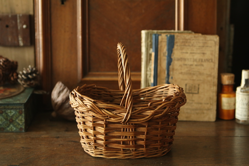 小さなハンドルバスケット　イギリス　チャイルドバスケット　アンティークストリュフ