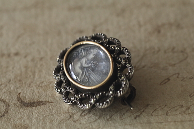 ミニアチュールの天使　マーカサイトシルバーブローチ　フランス　アンティークストリュフ