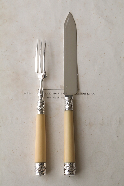 エングレービングのデザートナイフアンドフォーク　アイボリーハンドル　象牙　イギリス アンティークストリュフ