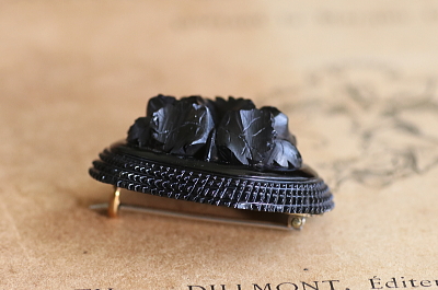 薔薇のジェットブローチ　イギリス　ヴィクトリアン アンティークストリュフ