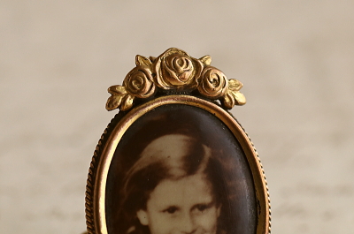 薔薇飾りの小さなフォトスタンド　ヨーロッパ アンティークストリュフ