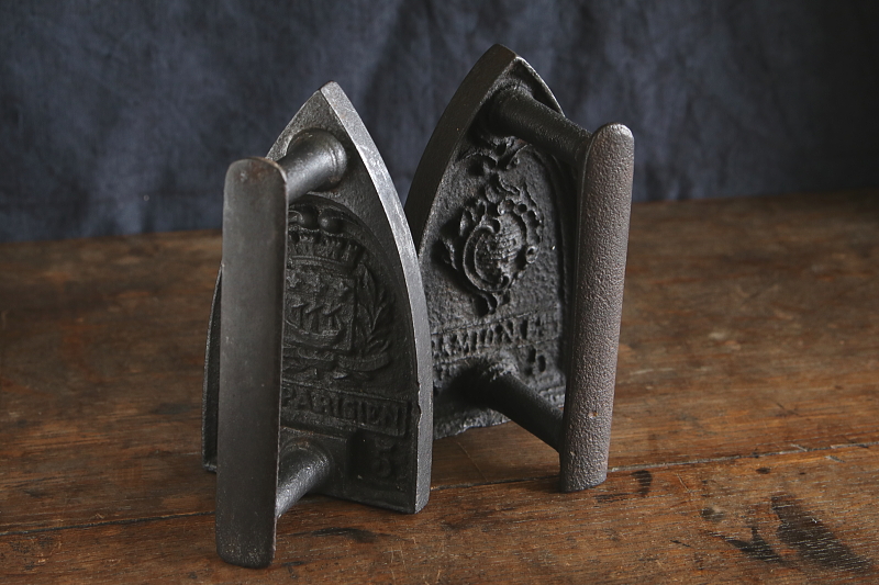 鋳鉄のフレンチアイロン　フランス アンティークストリュフ 20260109