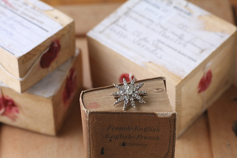 クリアペーストスターブローチ　ヴィクトリアン　アンティークストリュフ