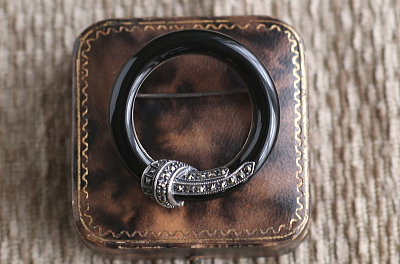 オニキスサークルブローチ　マーカサイト　シルバー　ヨーロッパ　アンティークストリュフ