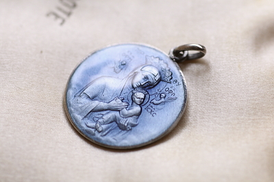 カラーエナメルのメダイ　スペイン　アンティークストリュフ